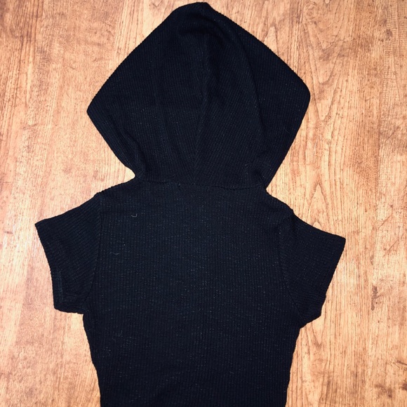 Hooded Grommet-Front Crop Top - Picture 3 of 4